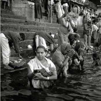 Peregrinos nun ghat en Benarés. (India)