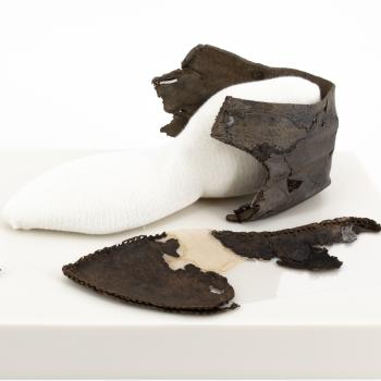 Fragmentos de zapato de coiro reintegrados. Escavación arqueolóxica: rúa da Raíña (Santiago de Compostela). Idade Media, 1140-1260 [ca]