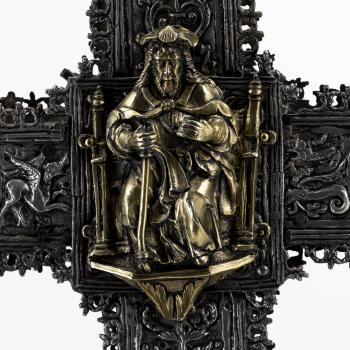 Cruz procesional. Prata. No reverso situaríase a imaxe de Santiago en Maxestade, e sobre os brazos da cruz, o Tetramorfos. Primeiros anos do segundo terzo do século XVI