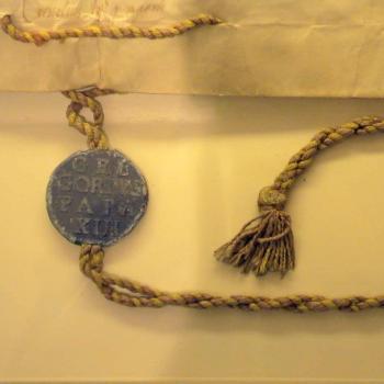 Selo de chumbo pendente dun cordón entrelazado e rematado nunha borla que ratifica a ‘Bula do papa Gregorio XIII’. 1574. Cidade do Vaticano e Burgos.