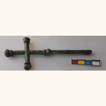 Cruz de bronce. S. XII - XV. Escavacións arqueolóxicas Ermida de San Guillerme 