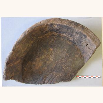 Fragmento de fonte fonda con perfil completo. Santiago: rúa da Raíña. Idade Media, 1217-1260 [ca]