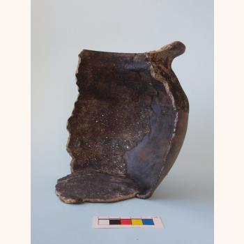 Perfil completo de ola, de cerámica común gris medieval. Santiago: praza das Praterías. Idade Media, 1100 - 1400